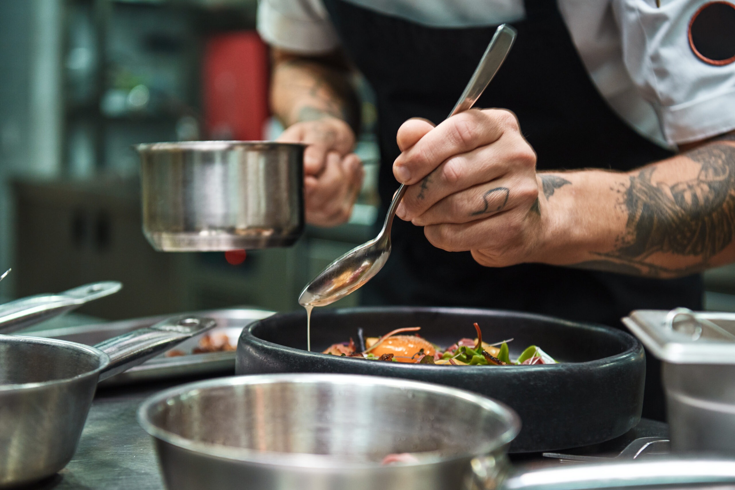 Cuisinier dressage d'une assiette - salarié en temps partagé