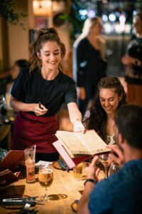 Serveuse en temps partagé au sein d'un restaurant